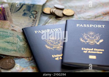 Amerikanische Pässe auf Straßenkarte mit Fremdwährung Stockfoto