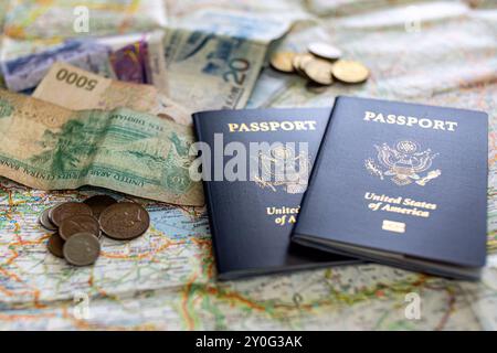 Amerikanische Pässe auf Straßenkarte mit Fremdwährung Stockfoto