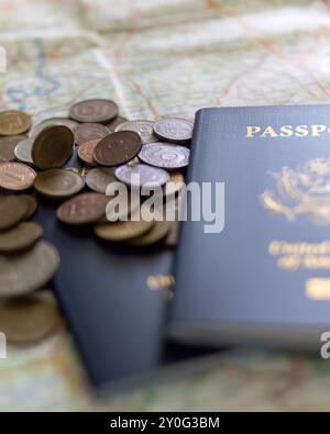 Amerikanische Pässe auf Straßenkarte mit Fremdwährung Stockfoto