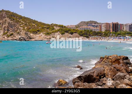 Foto der Stadt Benidorm in Spanien im Sommer mit dem Strand Playa de Finestrat und Hotels und Apartments rund um die s Stockfoto