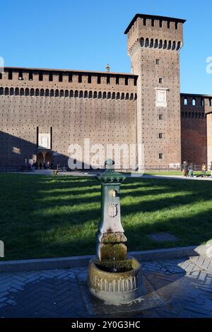 Alter Trinkwasserbrunnen im Schloss Sforza, Mailand, Italien Stockfoto