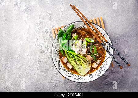 Vegane Miso-Suppe mit Gemüse, Tofu und Shiitake-Pilzen Stockfoto