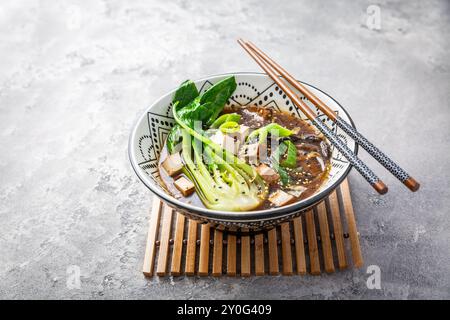 Vegane Miso-Suppe mit Gemüse, Tofu und Shiitake-Pilzen Stockfoto