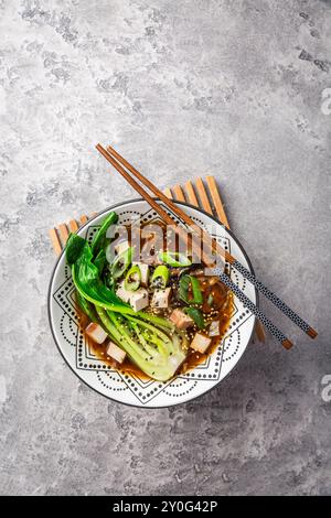 Vegane Miso-Suppe mit Gemüse, Tofu und Shiitake-Pilzen Stockfoto