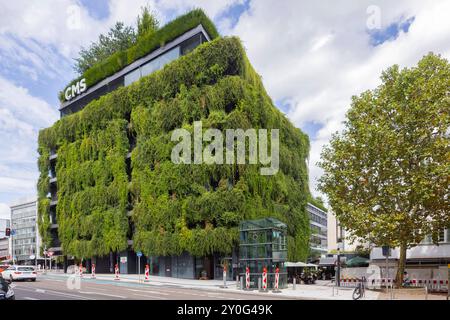 Calwer Passage, grüne Fassade für bessere Stadtklima. Vom Büro ingenhoven Associates stammen die Entwürfe für die Fassade. Eigentümer ist die Versicherungskammer München. Ankermieter ist die Anwaltskanzlei CMS. // 17.08.2024: Stuttgart, Baden-Württemberg, Deutschland *** Calwer Passage, grüne Fassade für ein besseres Stadtklima die Fassade wurde von ingenhoven-Mitarbeitern entworfen Eigentümer ist die Versicherungskammer München Ankermieter ist die Anwaltskanzlei CMS 17 08 2024 Stuttgart, Baden Württemberg, Deutschland Stockfoto