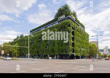 Calwer Passage, grüne Fassade für bessere Stadtklima. Vom Büro ingenhoven Associates stammen die Entwürfe für die Fassade. Eigentümer ist die Versicherungskammer München. Ankermieter ist die Anwaltskanzlei CMS. // 17.08.2024: Stuttgart, Baden-Württemberg, Deutschland *** Calwer Passage, grüne Fassade für ein besseres Stadtklima die Fassade wurde von ingenhoven-Mitarbeitern entworfen Eigentümer ist die Versicherungskammer München Ankermieter ist die Anwaltskanzlei CMS 17 08 2024 Stuttgart, Baden Württemberg, Deutschland Stockfoto