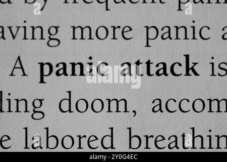 Nahaufnahme des Psychologie-Lehrbuchs „Panikattacke“ Stockfoto