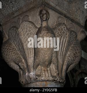 Adler auf der Skulptur-Hauptstadt im Kreuzgang, erbaut um 1242, in der Abbazia di Piona (Abtei Piona), Colico, Lombardei, Italien. Stockfoto