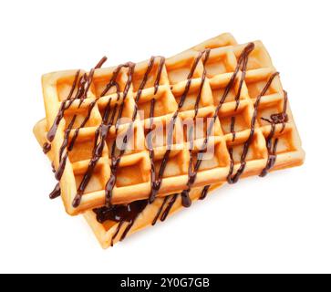 Köstliche belgische Waffeln mit geschmolzener Schokolade isoliert auf weiß, Blick von oben Stockfoto