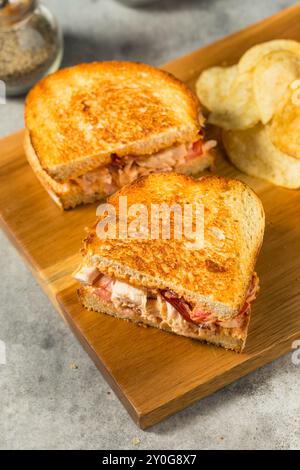 Scharfes hausgemachtes Chipotle Chicken Sandwich Panini mit Speck und Tomaten Stockfoto