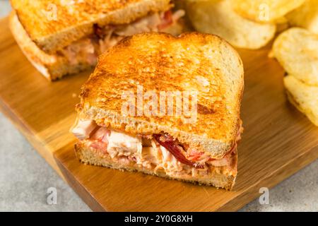 Scharfes hausgemachtes Chipotle Chicken Sandwich Panini mit Speck und Tomaten Stockfoto