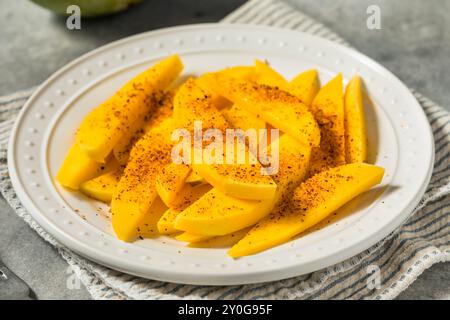 Gesunde mexikanische Mango in Scheiben mit Tajin-Gewürz und Chili Stockfoto
