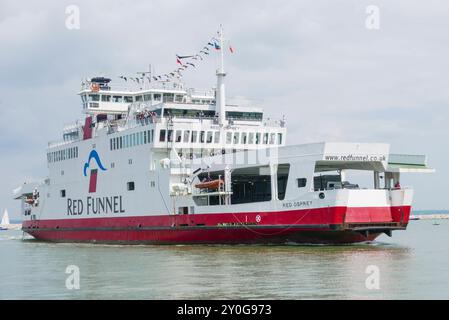 Red Trichnel Fähre mit Ankunft auf Cowes Isle of Wight England Großbritannien GB Europa Stockfoto