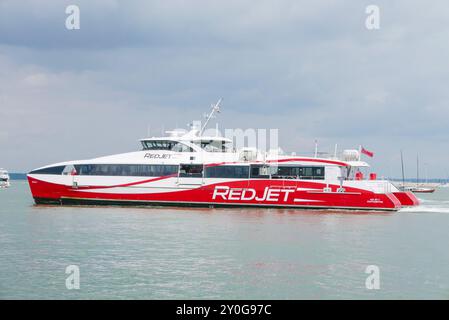 Isle of Wight Cowes Isle of Wight – Red Jet Hi-Speed Katamaran-Service zur West Cowes Isle of Wight England Großbritannien GB Europa Stockfoto