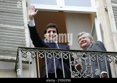 Torino, Italien. September 2005. © Alessandro Falzone/lapresse 02-09-2005 Torino Sport -Calcio Firma del contratto di Urbano Cairo nuovo presidente del Torino F.C. Nella foto: Urbano Cairo saluta i tifosi Credit: LaPresse/Alamy Live News Stockfoto