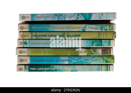 Pile of C.S. Lewis Kinderbücher isoliert auf weißem Hintergrund - The Chronicles of Narnia Series of 7 Stockfoto