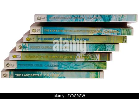 Pile of C.S. Lewis Kinderbücher isoliert auf weißem Hintergrund - The Chronicles of Narnia Series of 7 Stockfoto