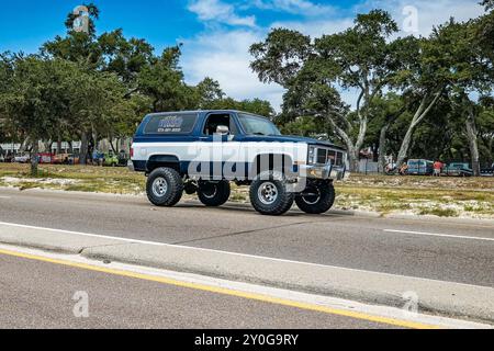 Gulfport, MS - 07. Oktober 2023: Weitwinkel-Eckansicht eines 1986 GMC Jimmy Sierra Classic 4 x 4 auf einer lokalen Autoshow. Stockfoto