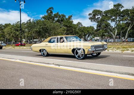 Gulfport, MS - 07. Oktober 2023: Weitwinkelansicht einer 1970 Chevrolet Impala 4-türigen Limousine auf einer lokalen Autoshow. Stockfoto