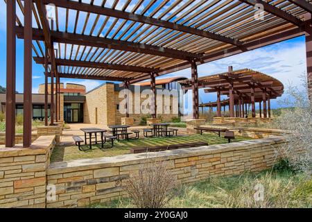 Picknicktische unter Pergola vor dem Mesa Verde National Park Visitor and Research Center – Colorado, April 2024 Stockfoto