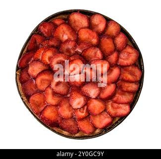 Blick auf Erdbeerkuchen von oben isoliert auf weißem Hintergrund Stockfoto