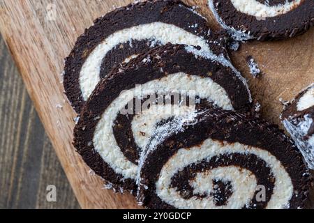 Aus zwei Schichten Kuchen, Schokoladenkuchen mit Schokoladenschwamm und Cremefüllung Stockfoto