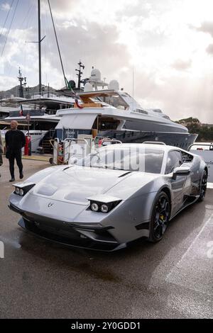 Porto Cervo, Italien - 28. August 2023: Panther ProgettoUno, ein italienischer Supersportwagen der Marke Ares Design, aus Kohlefaser gebaut, parkt im Yachthafen Stockfoto