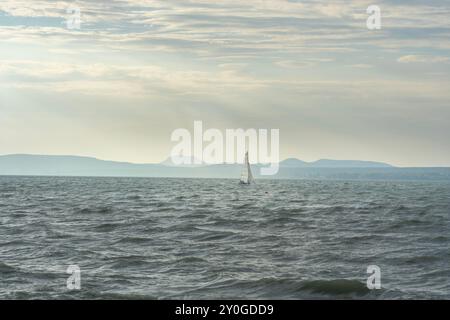 Segelboot bei stürmischem Wetter auf dem Balaton Stockfoto