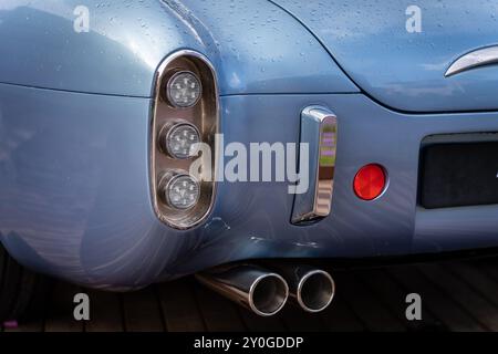 Porto Cervo, Italien - 28. August 2023: Detail eines hinteren Piloten- und Fluchtrohrs eines Ares Wami-Autos, Lalique Spyder-Modell der Marke Ares Design. Ausschl Stockfoto