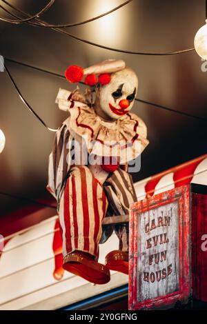 Wien, Österreich - 5. August 2024: Horrorhaus und böse Clown-Attraktion im Prater Park Stockfoto