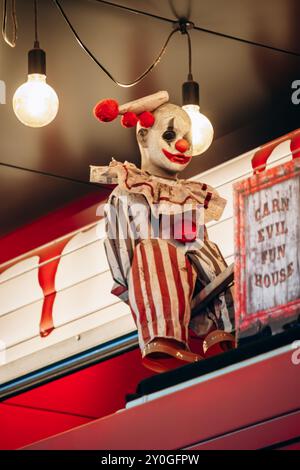 Wien, Österreich - 5. August 2024: Horrorhaus und böse Clown-Attraktion im Prater Park Stockfoto