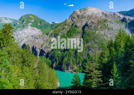 Diablo See mit Berglandschaft. Landschaft des Berggipfels und des Diablo Sees. Naturlandschaft. Diablo Lake im North Cascades National Park. Landschaftlich Reizvoll Stockfoto