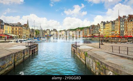 Honfleur berühmte Skyline des Dorfes und Hafeneingang. Departement Calvados, Region Normandie, Frankreich, Europa. Stockfoto