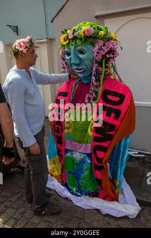 Windsor, Großbritannien, 1. September 2024. Ein Demonstrant hält eine riesige Marionette. Mitglieder der Extinction Rebellion halten eine dreitägige Demonstration vor dem Gelände von Windsor Castle ab. Die Fraktion fordert die neue Labour-Regierung auf, eine Bürgerversammlung zur Bekämpfung des Klimawandels einzurichten. Quelle: James Willoughby/Alamy Live News Stockfoto