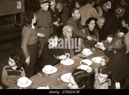 Aus Theresienstadt gerettete Juden genießen eine warme Mahlzeit im Hadwigschulhaus in St. Gallen. Das Foto stammt vom 11. Februar 1945, was bedeutet, dass diese Menschen von den 1200 Juden stammten, die Himmler erlöst hatte. Nach ihrer Ankunft in St. Gallen in der Schweiz wurden 5 Millionen Franken für ihre Freilassung bezahlt. Stockfoto