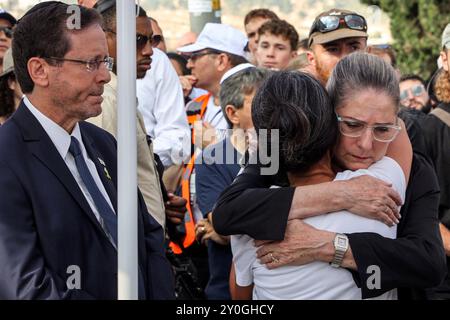 Jerusalem, Israel. September 2024. Israels Präsident Isaac Herzog sieht zu, wie seine Frau Michal Herzog Rachel Goldberg umarmt, die Mutter des getöteten US-israelischen Geisels Hersh Goldberg-Polin, dessen Leiche zusammen mit fünf anderen Geiseln in Gaza während seiner Beerdigung am Montag, den 2. September 2024 in Jerusalem geborgen wurde. Die sechs waren unter den Geiseln, die während des Angriffs der Hamas am 7. Oktober ergriffen wurden, der den anhaltenden Konflikt zwischen Israel und der Hamas auslöste. Pool Foto von Gil Cohen-Magen/UPI Credit: UPI/Alamy Live News Stockfoto