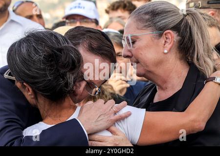 Jerusalem, Israel. September 2024. Israels Präsident Isaac Herzog und seine Frau Michal Herzog umarmen Rachel Goldberg, die Mutter des getöteten US-israelischen Geisels Hersh Goldberg-Polin, dessen Leiche zusammen mit fünf anderen Geiseln in Gaza während seiner Beerdigung in Jerusalem am Montag, den 2. September 2024, geborgen wurde. Die sechs waren unter den Geiseln, die während des Angriffs der Hamas am 7. Oktober ergriffen wurden, der den anhaltenden Konflikt zwischen Israel und der Hamas auslöste. Pool Foto von Gil Cohen-Magen/UPI Credit: UPI/Alamy Live News Stockfoto