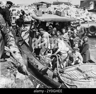 Eine Gruppe von Kindern, die aus dem Lager für Vertriebene Bergen-Belsen überlebt wurden, wird nach ihrer Inhaftierung in Flüchtlingslagern auf Zypern an Land gebracht. Das Foto stammt vom 12. April 1948, etwa einen Monat vor der Gründung des Staates Israel. Stockfoto