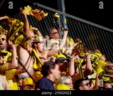 Drammen, Norwegen, 1. September 2024. Bodø/Glimts Unterstützer feiern einen dringend benötigten Sieg im Eliteserien-Spiel zwischen Strømsgodset und Bodø/Glimt im Marienlyst-Stadion. Quelle: Frode Arnesen/Alamy Live News Stockfoto