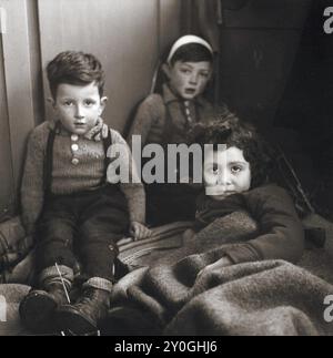 Jüdische Kinder, die aus Theresienstadt gerettet wurden, genießen eine warme Mahlzeit im Hadwigschulhaus in St. Gallen. Das Foto stammt vom 11. Februar 1945, was bedeutet, dass diese Menschen von den 1200 Juden stammten, die Himmler erlöst hatte. Nach ihrer Ankunft in St. Gallen in der Schweiz wurden 5 Millionen Franken für ihre Freilassung bezahlt. Stockfoto