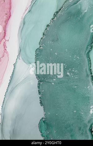 Abstrakte Aquarellkunst mit Grün- und Rosa-Tönen, die in einem einzigartigen Design auf einem strukturierten Hintergrund zusammenfließen Stockfoto