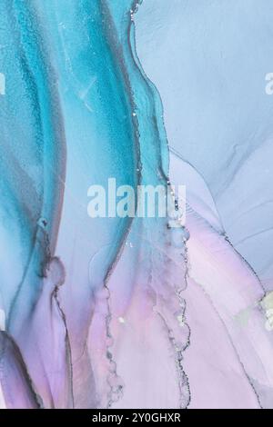 Wunderschöne abstrakte Aquarellkunstwerke mit leuchtenden Blau-, Petrol- und Lavendeltönen mit fließenden Mustern und Texturen Stockfoto