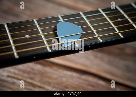 Detailfotografie eines Akustik-Gitarren-Griffbretts mit Gitarrenauswahl Stockfoto