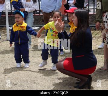 ZURÜCK ZUR SCHULE QUITO QUITO, Montag, 2. September 2024 mehr als 6700 Bildungseinrichtungen wie Colleges und Schulen kehren allmählich in den Unterricht in den Hochländern zurück Fotos API Rolando Enriquez Quito Pichincha Ecuador EDU RETORNO CLASES QUITO 949ed1cef6151fabbe977904b6273cb Copyright: XENRIQUEZx Stockfoto