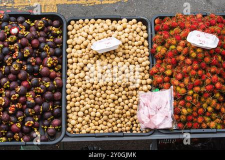 Verschiedene tropische Früchte, darunter Mangostane, Lanzonen (langsame) und Rambutans, die auf dem Markt in Malaysia ausgestellt werden. Stockfoto