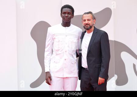 Seydou Sarr mit Gast bei der Premiere des Kinofilms Vermiglio auf der Biennale di Venezia 2024 / 81. Internationale Filmfestspiele von Venedig im Palazzo del Cinema. Venedig, 02.09.2024 *** Seydou Sarr mit Gast bei der Premiere des Spielfilms Vermiglio auf der Biennale di Venezia 2024 81 Venedig International Film Festival im Palazzo del Cinema Venedig, 02 09 2024 Foto:xD.xBedrosianx/xFuturexImagex vermiglio 4851 Stockfoto