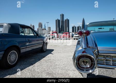 Ein klassischer Cadillac strahlt mit seinem unverwechselbaren Design, der luxuriösen Innenausstattung und der glatten, kraftvollen Performance-Referenz eine Mischung aus Luxus und Raffinesse aus Stockfoto