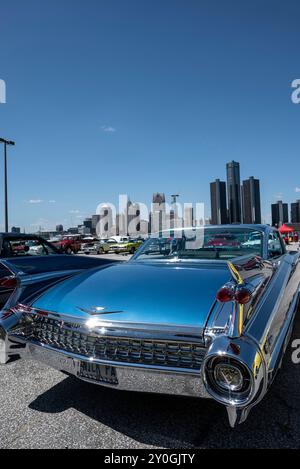 Ein klassischer Cadillac strahlt mit seinem unverwechselbaren Design, der luxuriösen Innenausstattung und der glatten, kraftvollen Performance-Referenz eine Mischung aus Luxus und Raffinesse aus Stockfoto