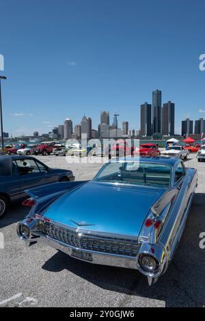 Ein klassischer Cadillac strahlt mit seinem unverwechselbaren Design, der luxuriösen Innenausstattung und der glatten, kraftvollen Performance-Referenz eine Mischung aus Luxus und Raffinesse aus Stockfoto