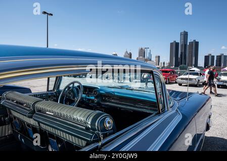 Ein klassischer Cadillac strahlt mit seinem unverwechselbaren Design, der luxuriösen Innenausstattung und der glatten, kraftvollen Performance-Referenz eine Mischung aus Luxus und Raffinesse aus Stockfoto